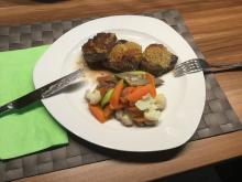 Hirschentrecôte mit Nusskruste und saisonalem Gemüse