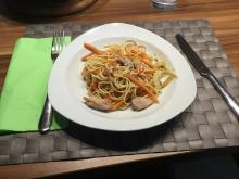 Shirataki-Nudeln mit Schweinsfiletstreifen und Gemüse