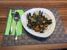 Miesmuscheln mit „Pasta al Nero di Seppia“ an pikanter Tomatensauce