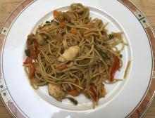 Asiatische Nudelpfanne mit Pouletfleisch