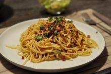 Spaghetti carbonara mit Speck und Petersilie