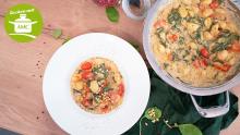 Gnocchi in Spinat-Sauce mit Pinienkernen