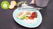Ein gebackener Fisch auf Fenchelpüree mit Tomatensalat