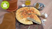 Italienisches Pizzabrot mit Olivenöl und Knoblauch