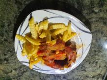 Currywurst mit Pommes