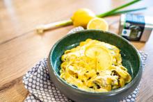 Frühlingshafte Pasta mit Zitronen-Ricotta-Soße