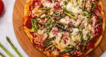 Pizza mit grünem Spargel