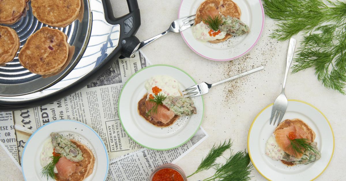 Rote Blini mit Matjestatar und Forellenkaviar-Creme