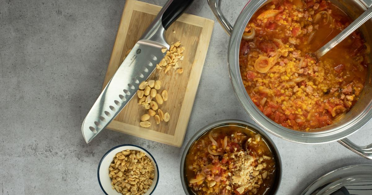 Linsensuppe mit Speck und Erdnüssen