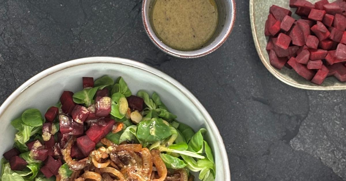 Hasselback-Kartoffel-Bowl mit Bier-Zwiebeln und Feldsalat