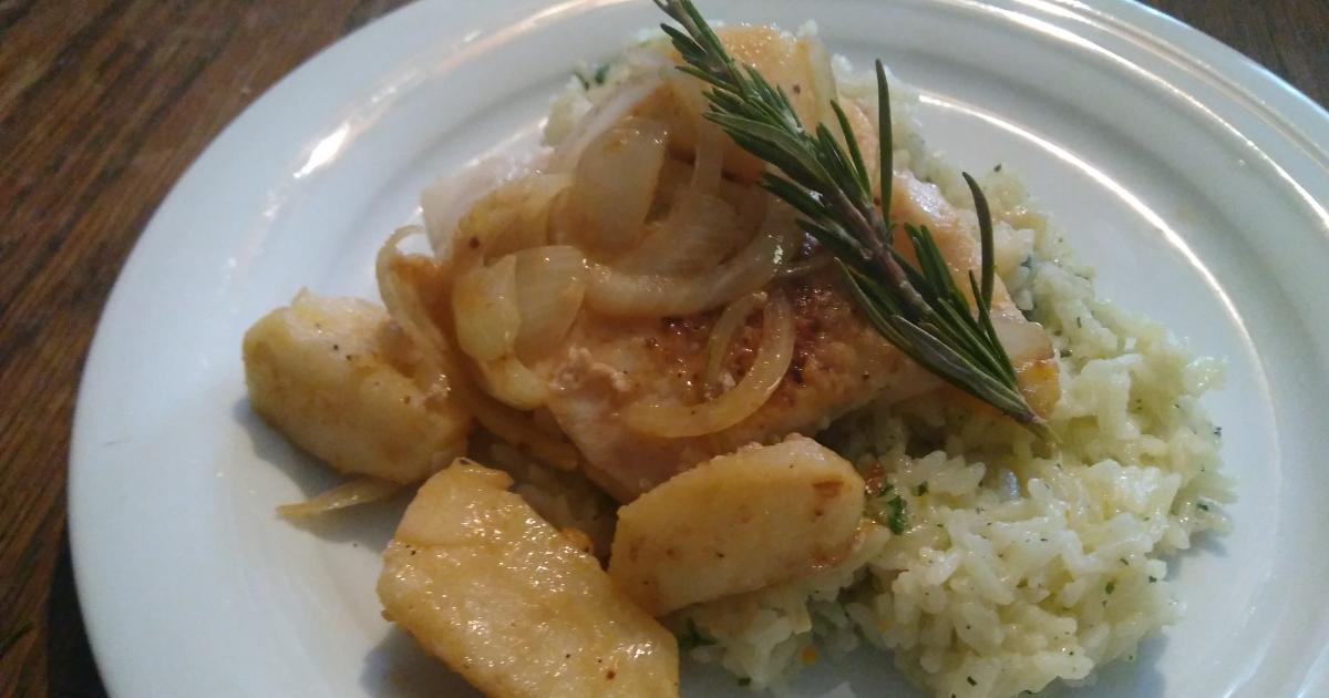 Seelachsfilet mit karamelisierten Äpfeln und Ziebeln, dazu Kräuterreis