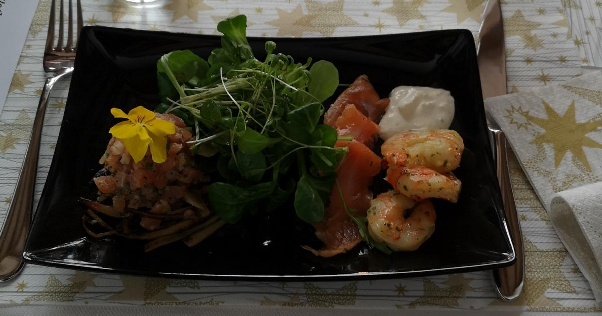 Marinierter Lachs, geräuchtes Forellentatar &amp; grillierte Crevetten mit ...